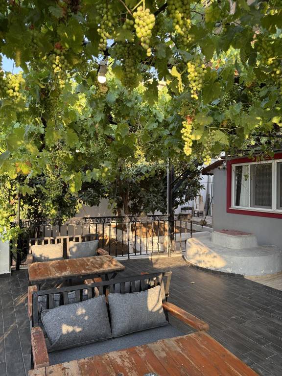 Serviced apartment with barbeque, yard & patio | Suitable for remote work | Pet-friendly — photo 2
