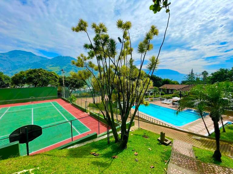 Villa with private pool & grill in Girardota