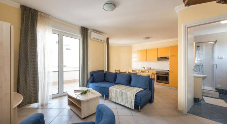 Serviced apartment with patio & pool — photo 2