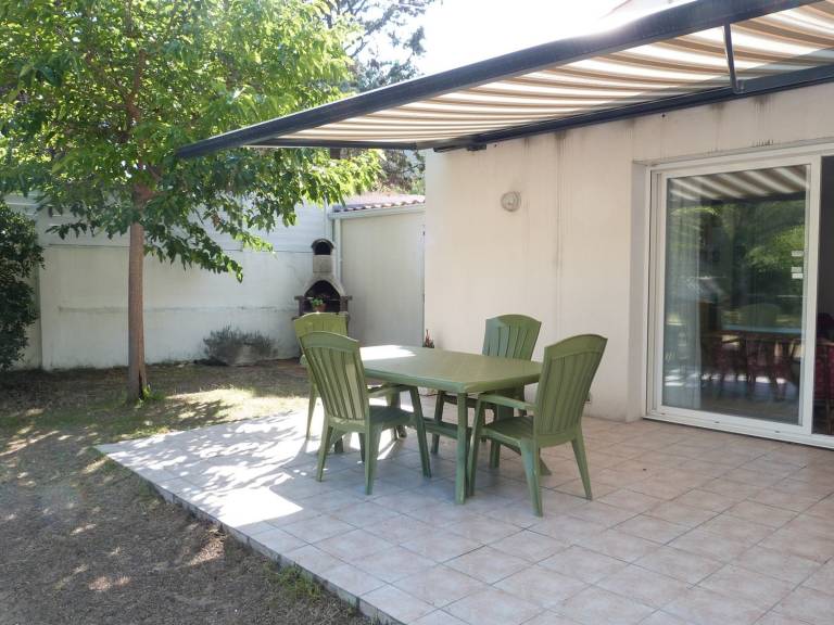 House with garden & BBQ — photo 2