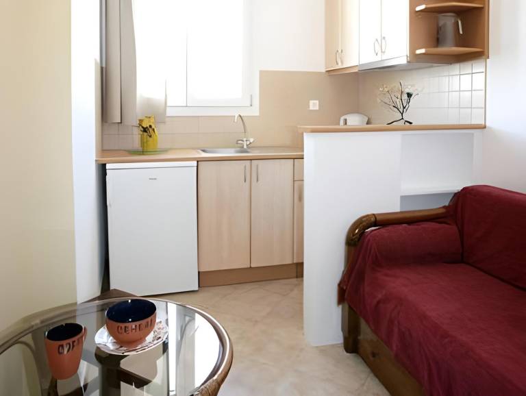 Apartment with patio & garden — photo 4