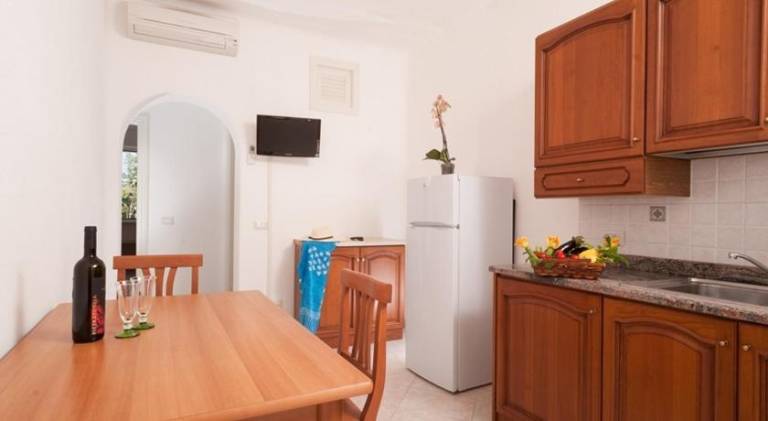 Serviced apartment with patio & garden — photo 5