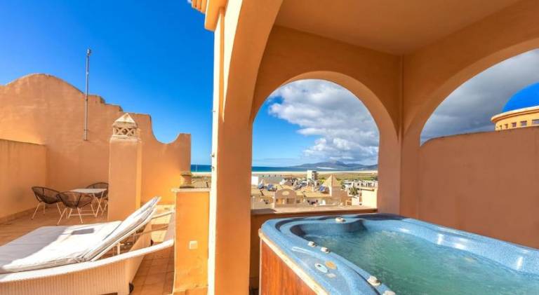 Rental apartment with hot tub & pool — photo 4