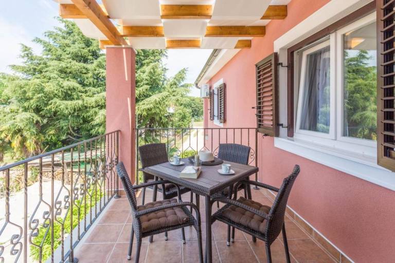 Apartment with barbecue, yard & terrace — photo 3