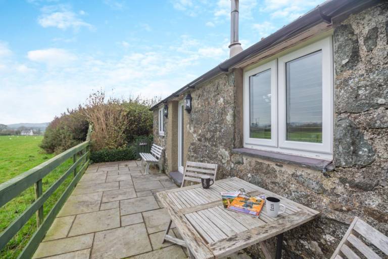 Cottage with BBQ & yard — photo 2