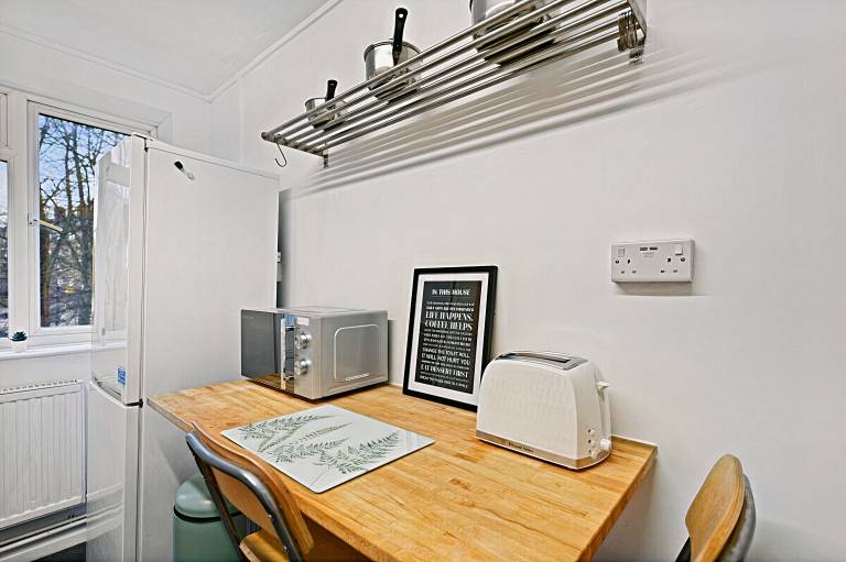 Chic 2 Bed Flat with Balcony Workzone and Free Parking