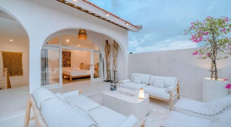Villa with pool — photo 4