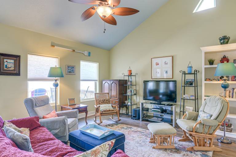 Steps to Crystal Beach! Family & Pet-Friendly Home — photo 4