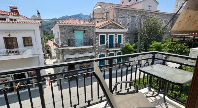 Rental apartment with patio — photo 3