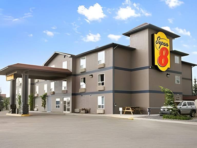 Super 8 By Wyndham Whitecourt in Whitecourt, AB