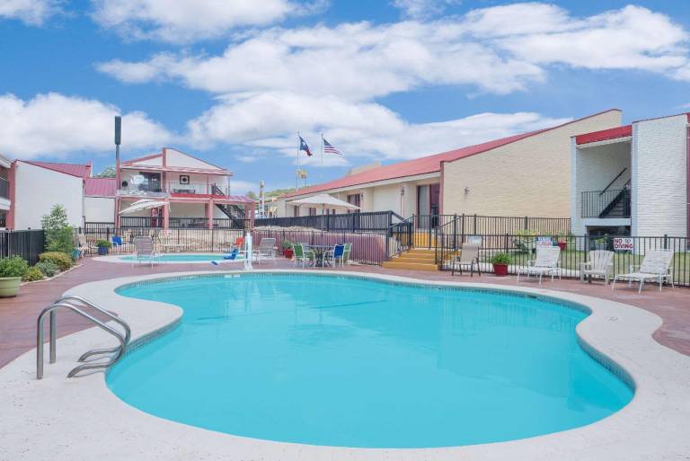 Super 8 By Wyndham Kerrville Tx — photo 2