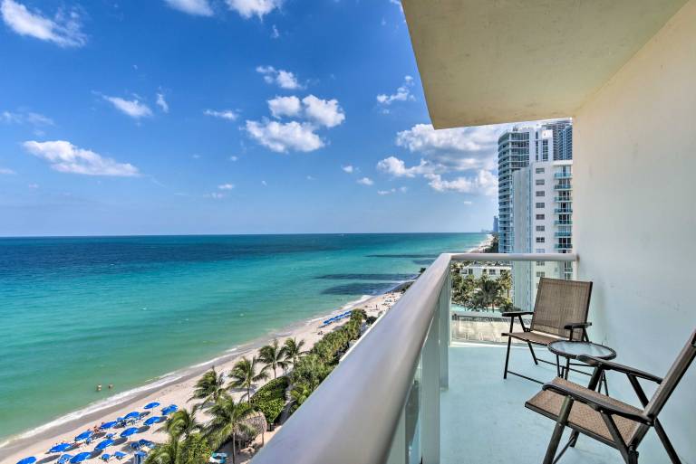 Hollywood Beachfront Condo w Resort Amenities