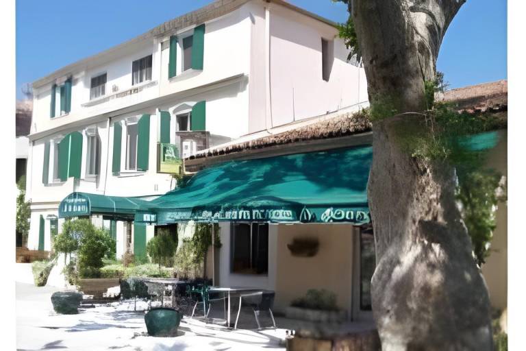 Hostellerie De La Source in Arles