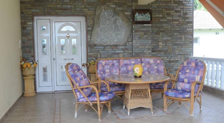 Villa with yard, barbeque & terrace — photo 4