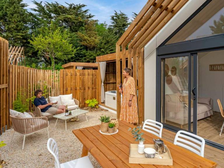 Family-friendly pleasant villa with jacuzzi, heated pool & patio | Pets are welcome — photo 4