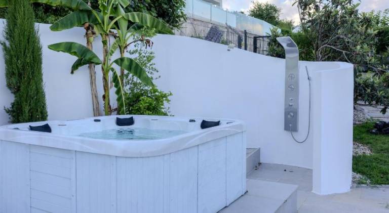 Villa with pool & jacuzzi | Pets allowed — photo 2