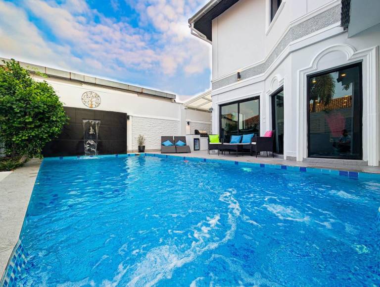 Villa with grill & pool in Pattaya