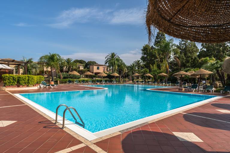 Rental apartment with yard, pool & barbecue in Pula