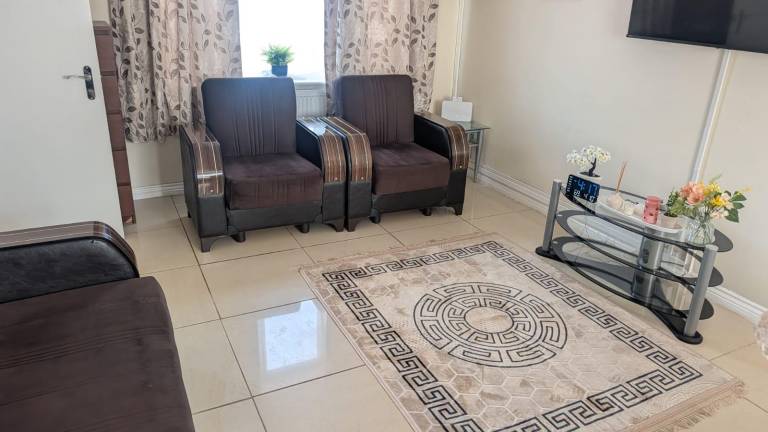 House Sleeps 6 with Garden