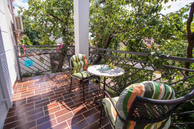 Fully equipped apartment with yard, patio & grill | Garden view | Next to the beach | Dogs allowed in Crikvenica