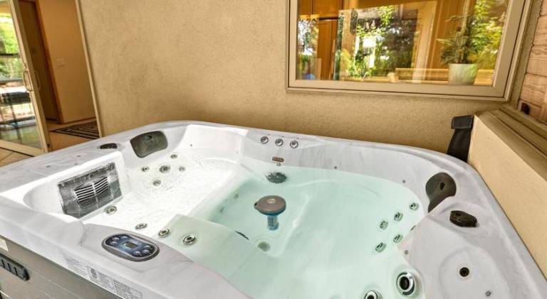 Vacation home with barbecue, yard & hot tub | Perfect for remote work — photo 4