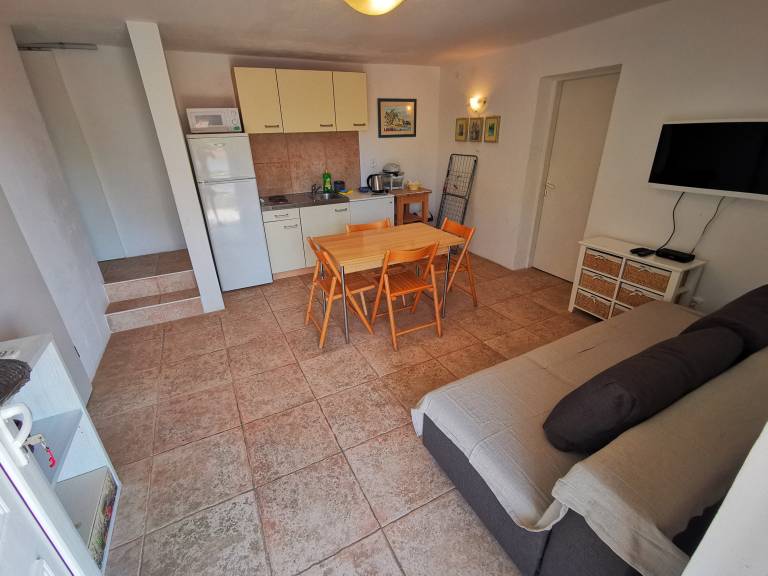 Rental apartment with yard, barbecue & patio — photo 4