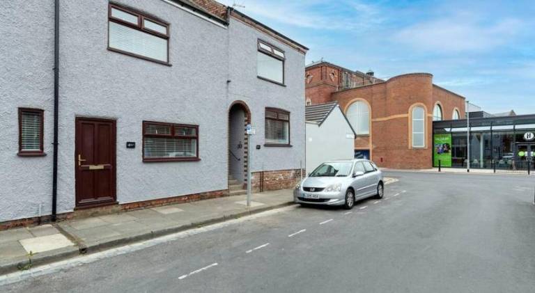 Modern centrally located 3 bed property with TVs in each bedroom super fast WiFi and crisp white hot — photo 4