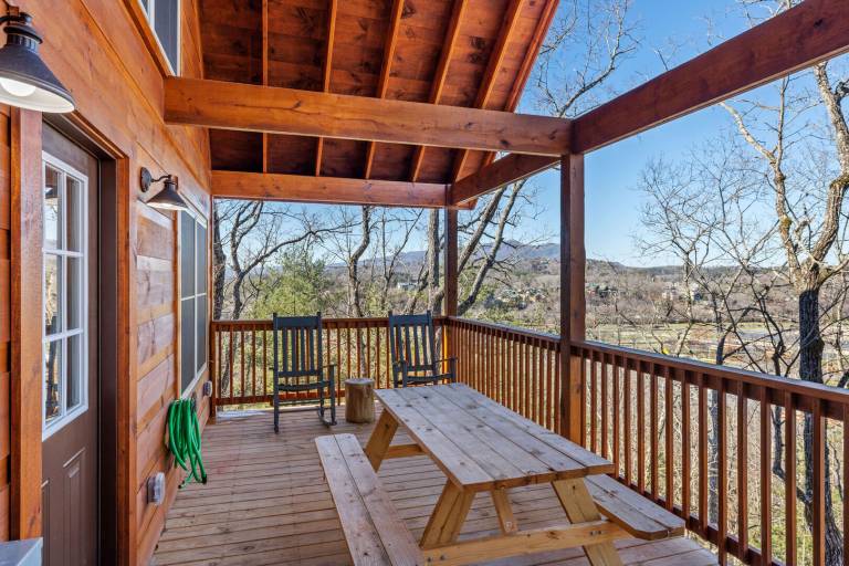 Dolly Bear Hideaway is a beautiful log cabin located less than a mile from the Pigeon Forge strip! — photo 4