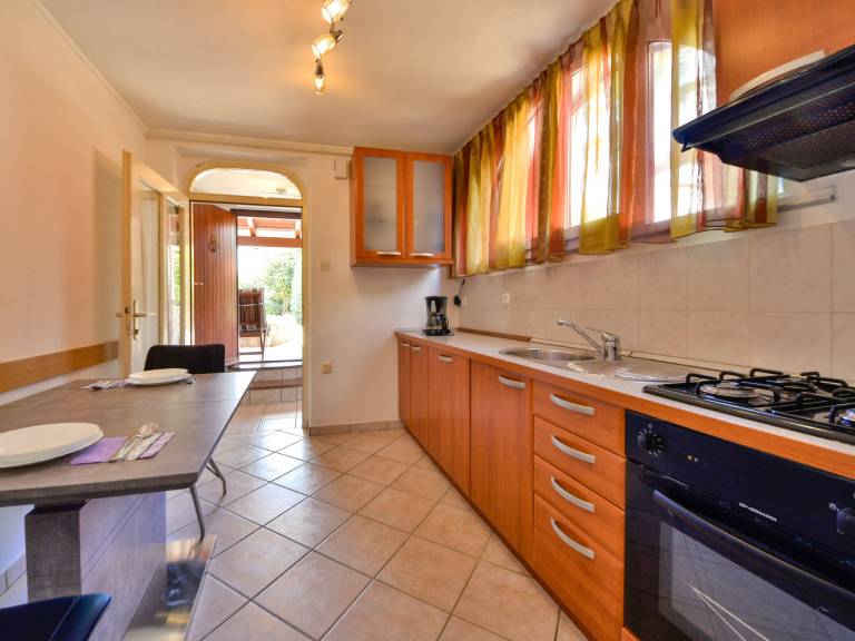 Holiday apartment with garden, BBQ & private pool — photo 4