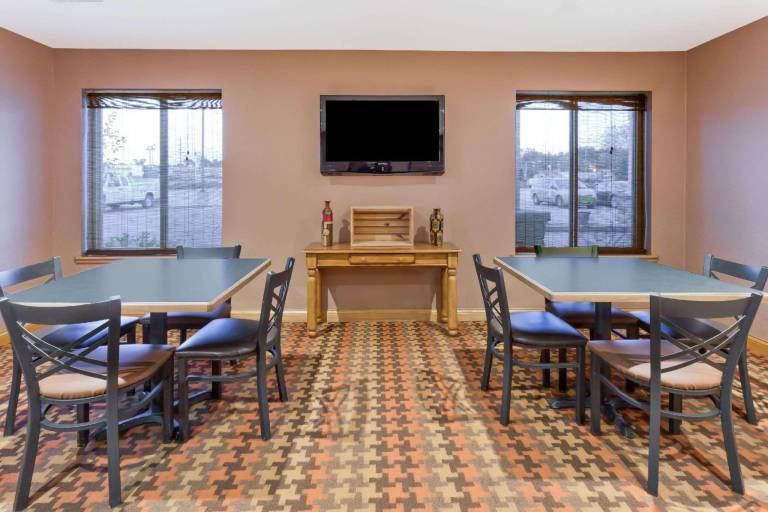 Super 8 by Wyndham Cloverdale IN — photo 4