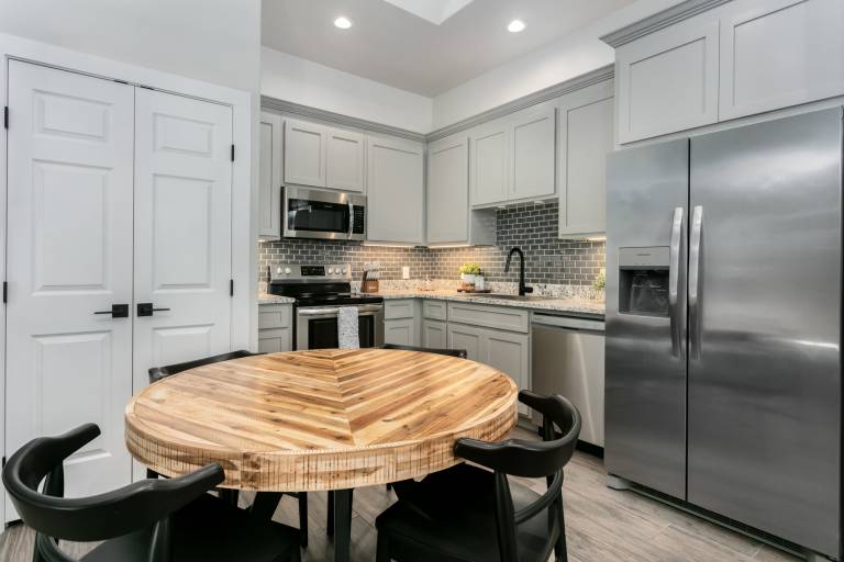 Family-oriented condo with hot tub, BBQ & pool | Dogs allowed — photo 4