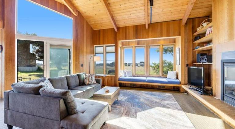 Vacation home with pool & jacuzzi | Beach nearby | Dogs allowed — photo 2