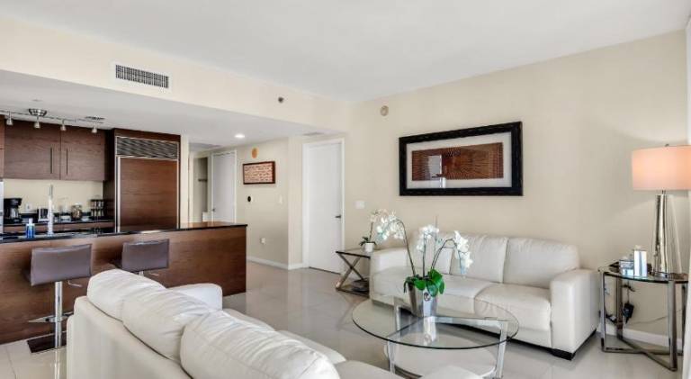 Big rental apartment with hot tub & pool | Close to Bayfront Park | Pet-friendly in Miami, FL
