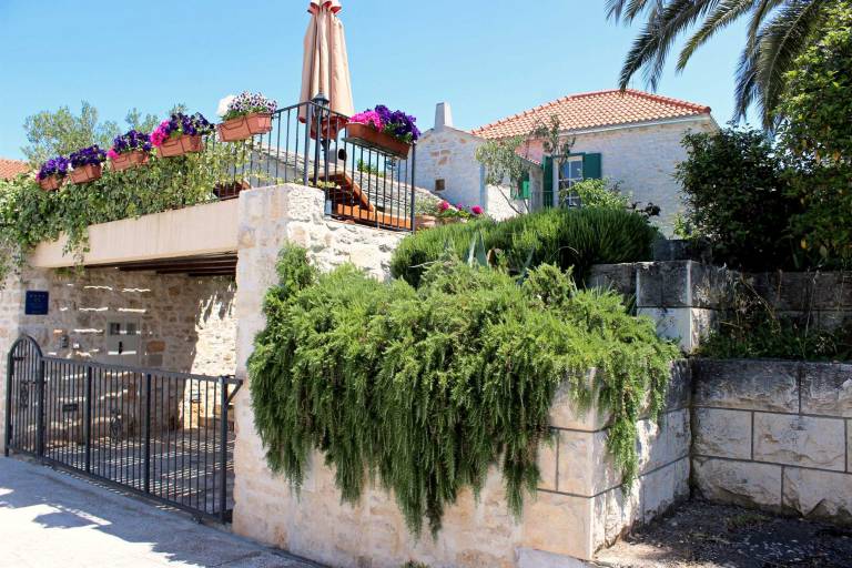 Newly renovated 3-BR Dalmatian stone Villa with Pool for 6-8 Guests — photo 4