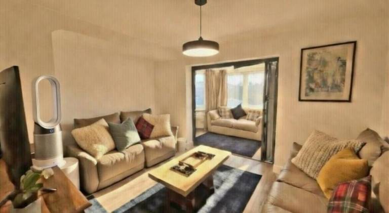 Dreghorn House 5 b-rooms 9 beds 3 toilets 2 showers, 1 bath 2 receiption Secure free Parking 233 Wifi — photo 2