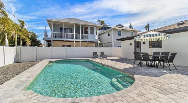 Vacation home with pool — photo 4