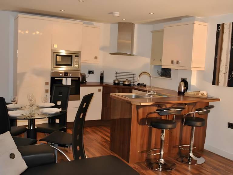Serviced apartment with patio | Close to Manchester Town Hall — photo 5