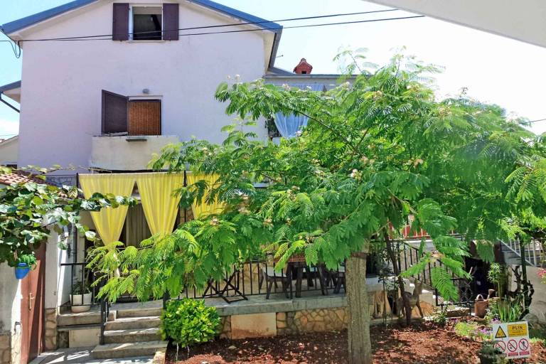 Apartment with jacuzzi, patio & garden — photo 5
