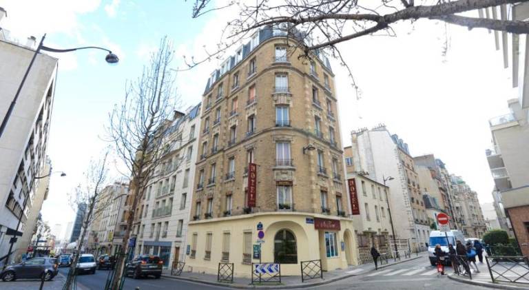 Au Fleuri hotel in Bobigny
