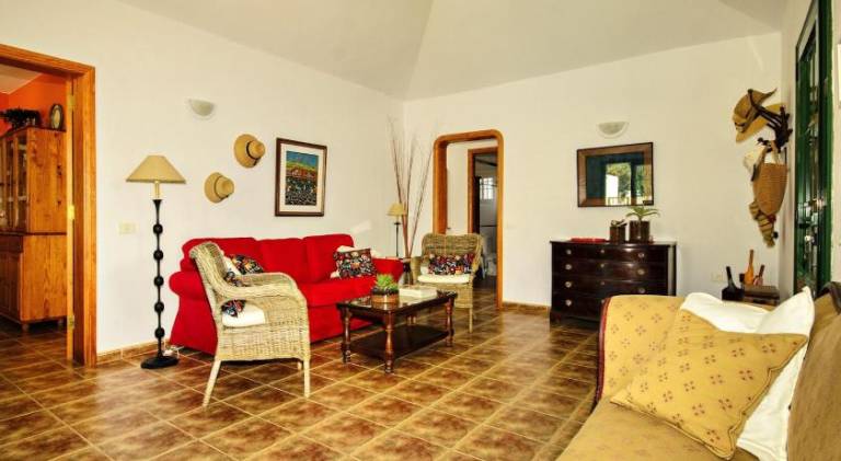 Villa with BBQ, patio & private pool — photo 2