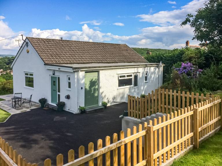 Cottage with barbecue & yard in Swansea
