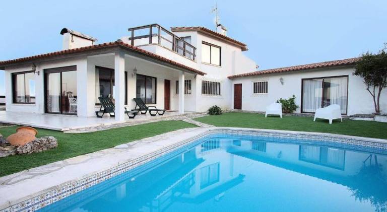 Villa with garden, BBQ & terrace in Leiria