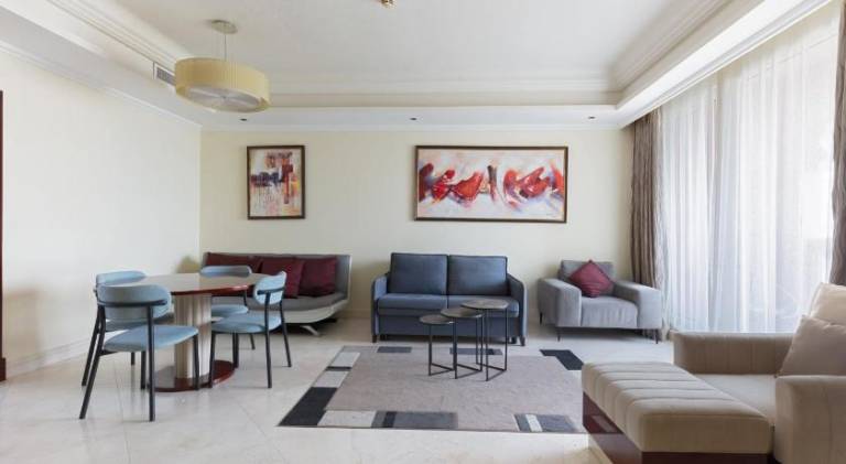 Spacious 2-bedroom beachfront apartment with pool — photo 4