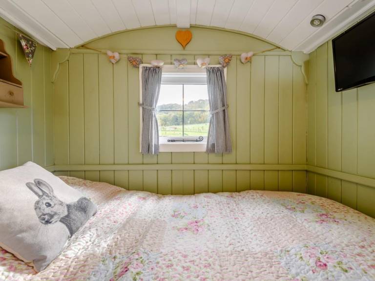 Cottage with yard & jacuzzi | Pet-friendly — photo 4