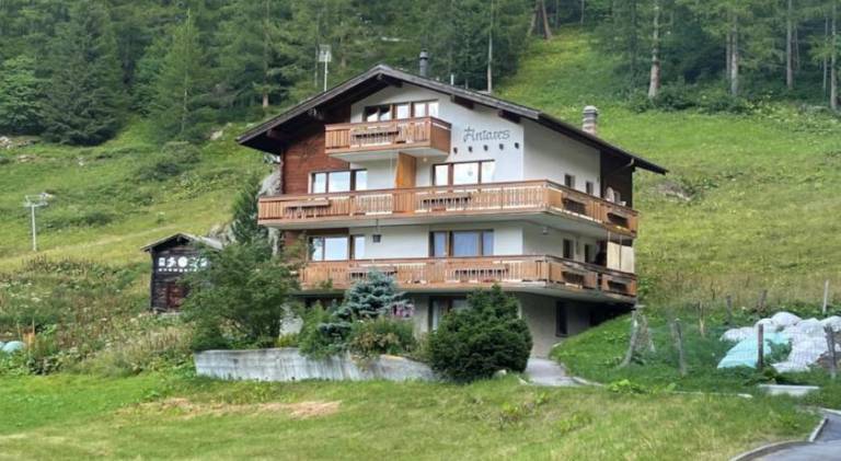 Beautiful holiday apartment with garden & patio | Close to the ski | Pet-friendly in Saas Almagell