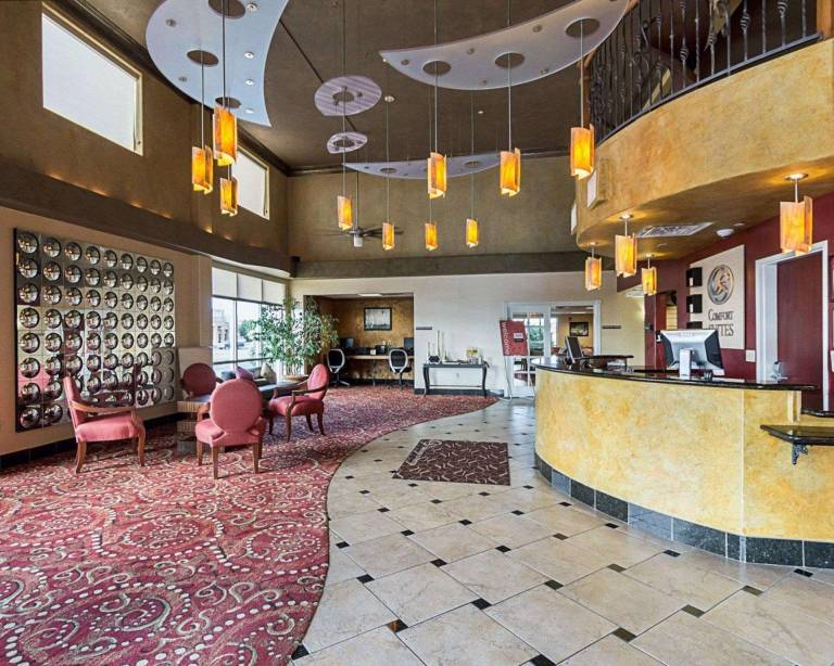 Comfort Suites Airport — photo 2