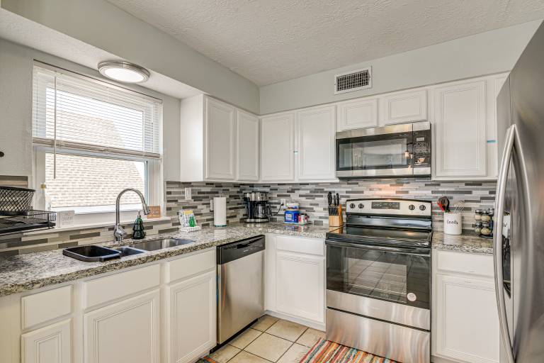 Walk to Beach: Ocean-View Family Home in Galveston — photo 4