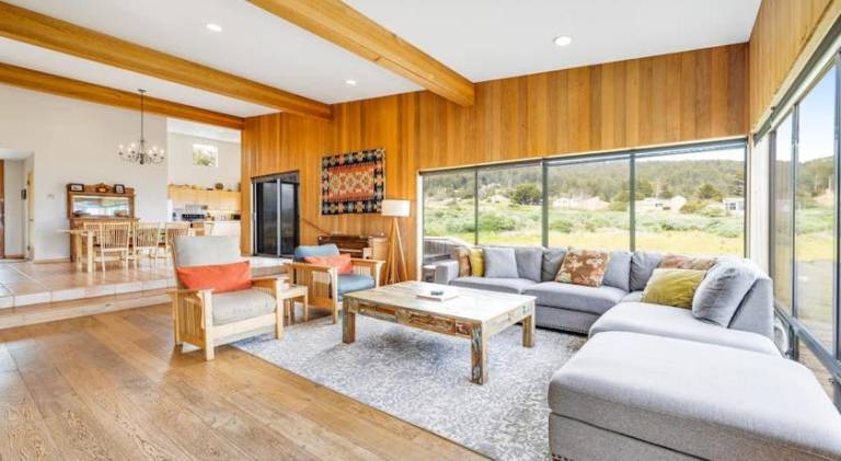 Wonderful vacation home with pool & hot tub | Beach nearby | Pet-friendly — photo 3