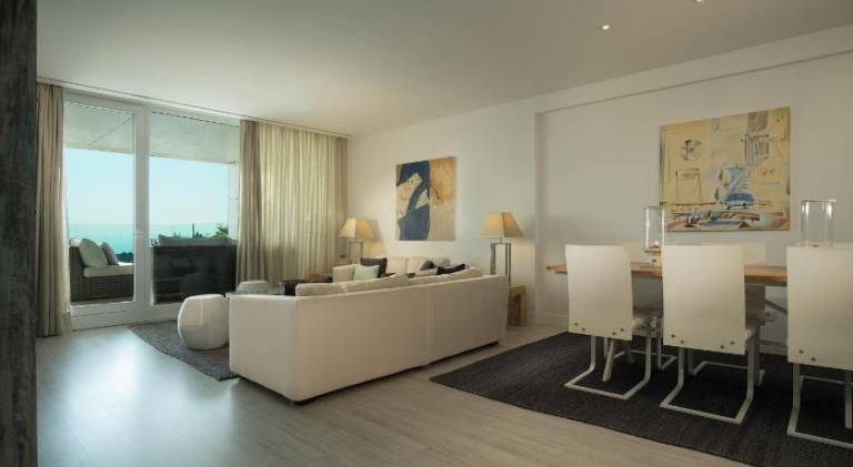 Serviced apartment with pool, patio & garden — photo 2