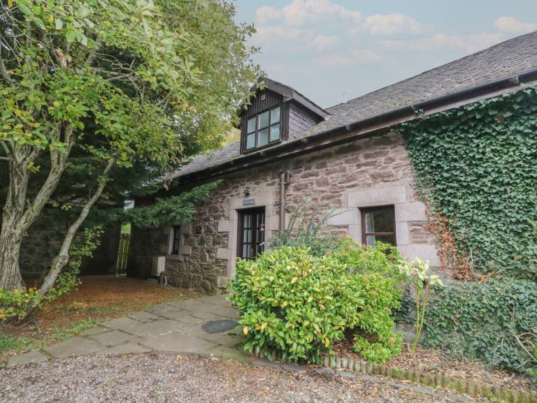 Children-friendly cottage with yard & jacuzzi | Pets allowed in Perth